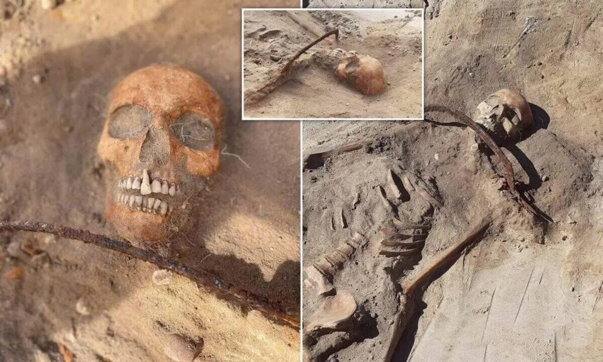 اسکلت یک زن خون آشام با داسی به دور گلو برای جلوگیری از زنده شدن در لهستان پیدا شد + تصاویر