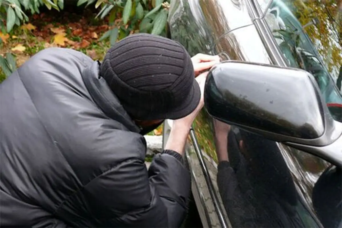 لحظه سرقت آینه بغل خودروی شاسی‌ بلند گران‌قیمت در ۵ ثانیه در مشهد! + فیلم