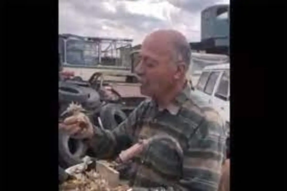 تصاویر باورنکردنی و عجیب از مردی که خار می‌خورد!+فیلم