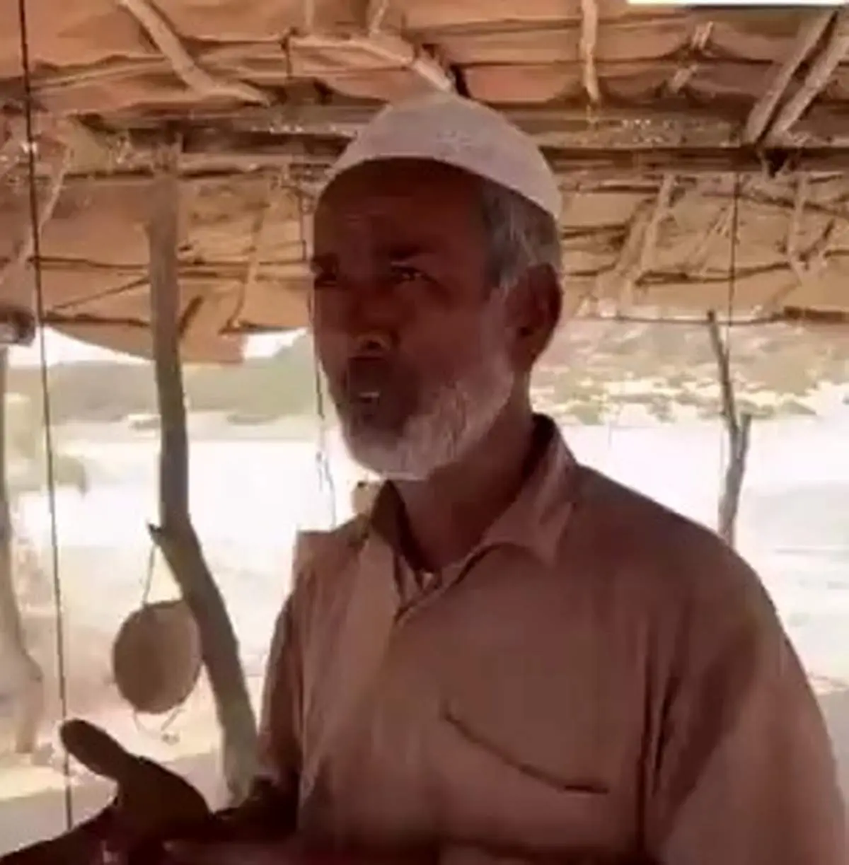 مرد دستفروش چابهاری که به ۱۵ زبان مسلط است+ فیلم