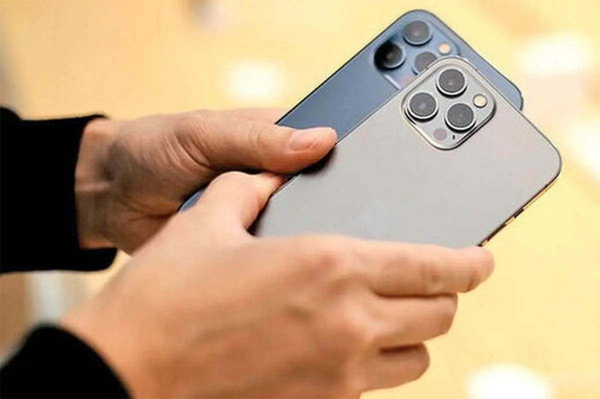 عجیب‌ترین روش برای باز کردن آیفون ۱۴؛ داخل استخر! + فیلم