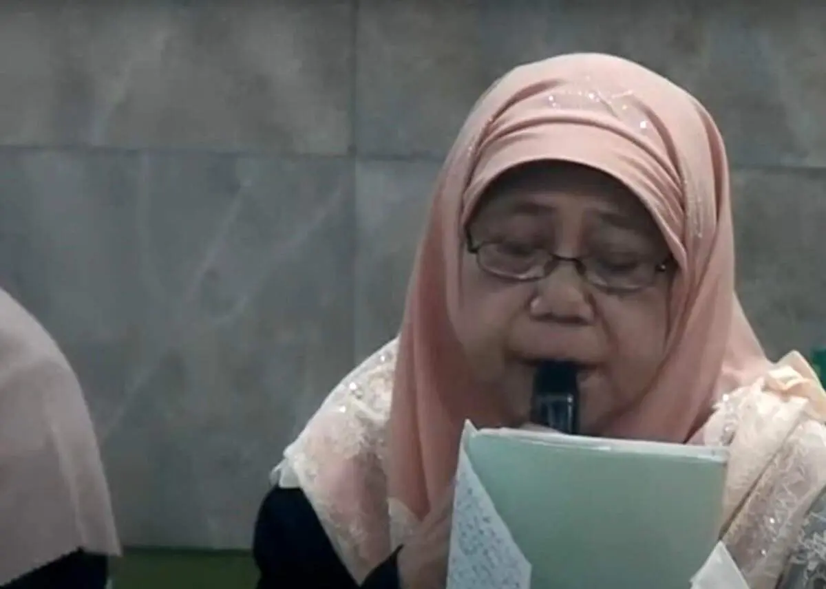 لحظه درگذشت یک زن در حال قرائت قرآن