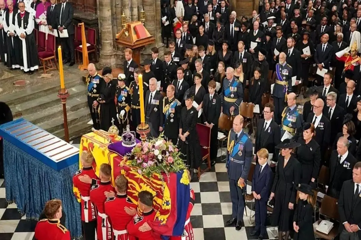 بزرگترین مراسم خاکسپاری و تشییع در بریتانیا در ۷۰ سال گذشته + تصاویر