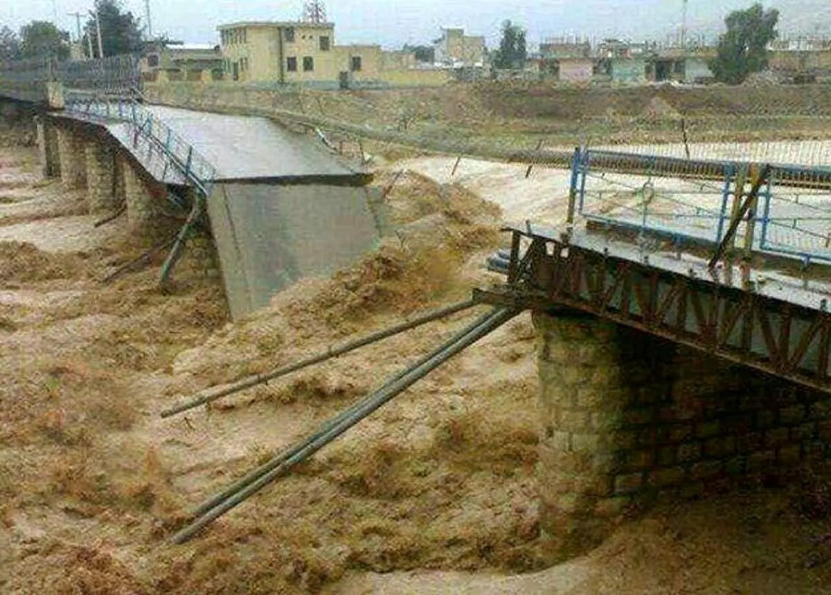 لحظه‌ وحشتناک تخریب یک پل به دلیل هجوم سیلاب!+ فیلم