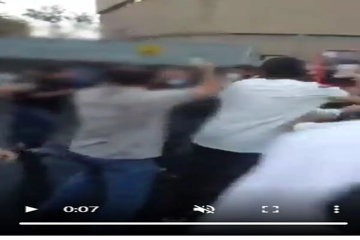 کتک خوردن یکی از ماموران پلیس در تجمع تهران+ فیلم