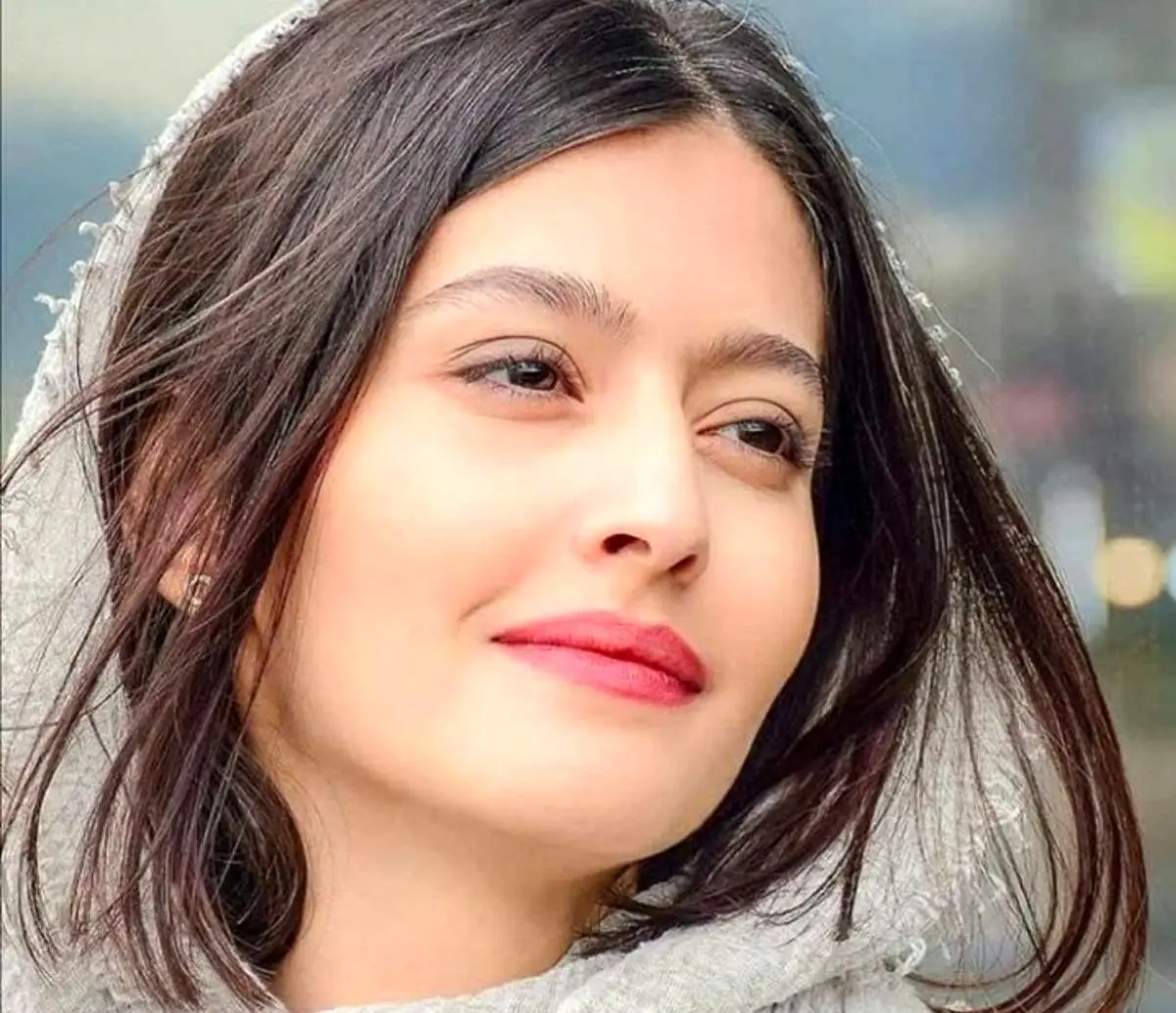 سلفی آسانسوری خانم بازیگر با استایلی جنجالی+ عکس