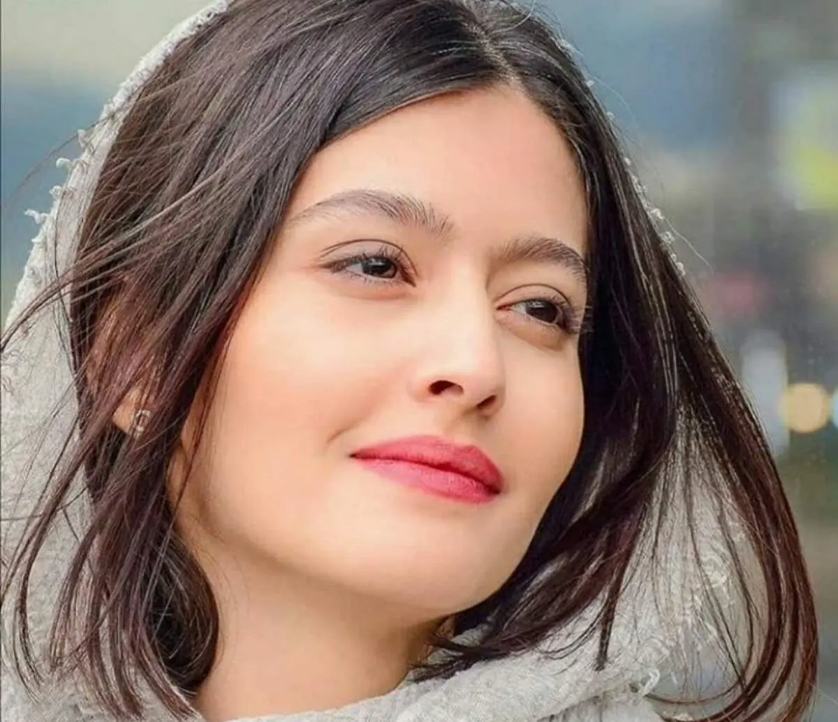 سلفی آسانسوری خانم بازیگر با استایلی جنجالی+ عکس