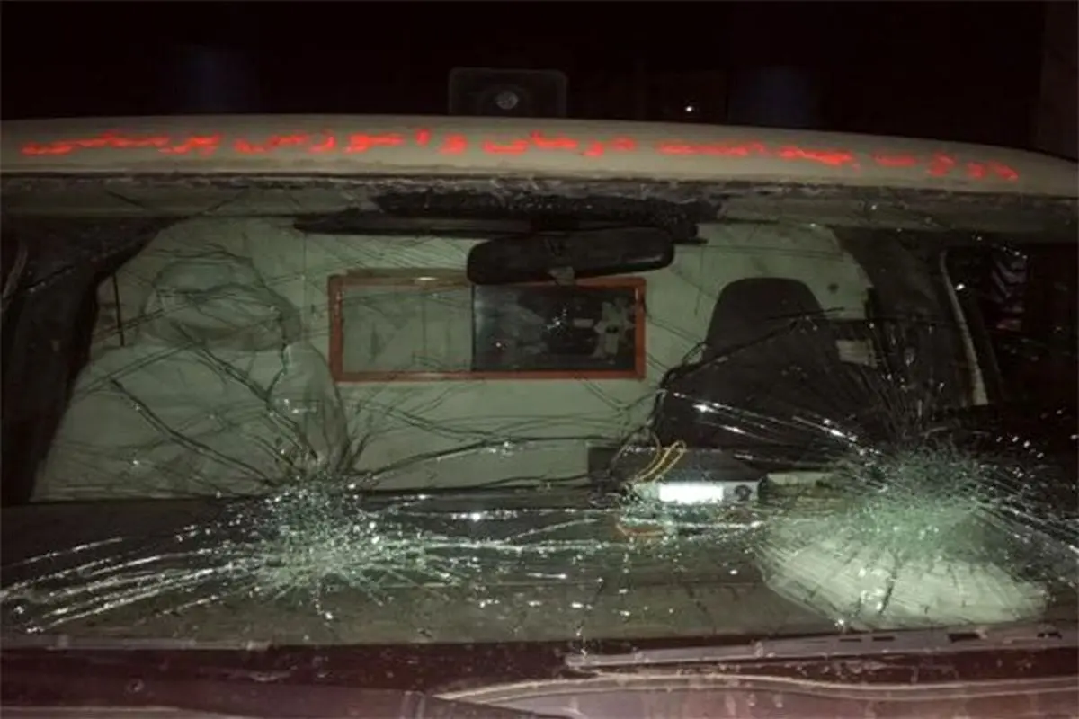 حمله به آمبولانس در رشت توسط معترضان + فیلم