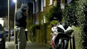 لحظه فرار یک دزد از دست مالک موتورسیکلت بعد از سرقت ناموفق + فیلم