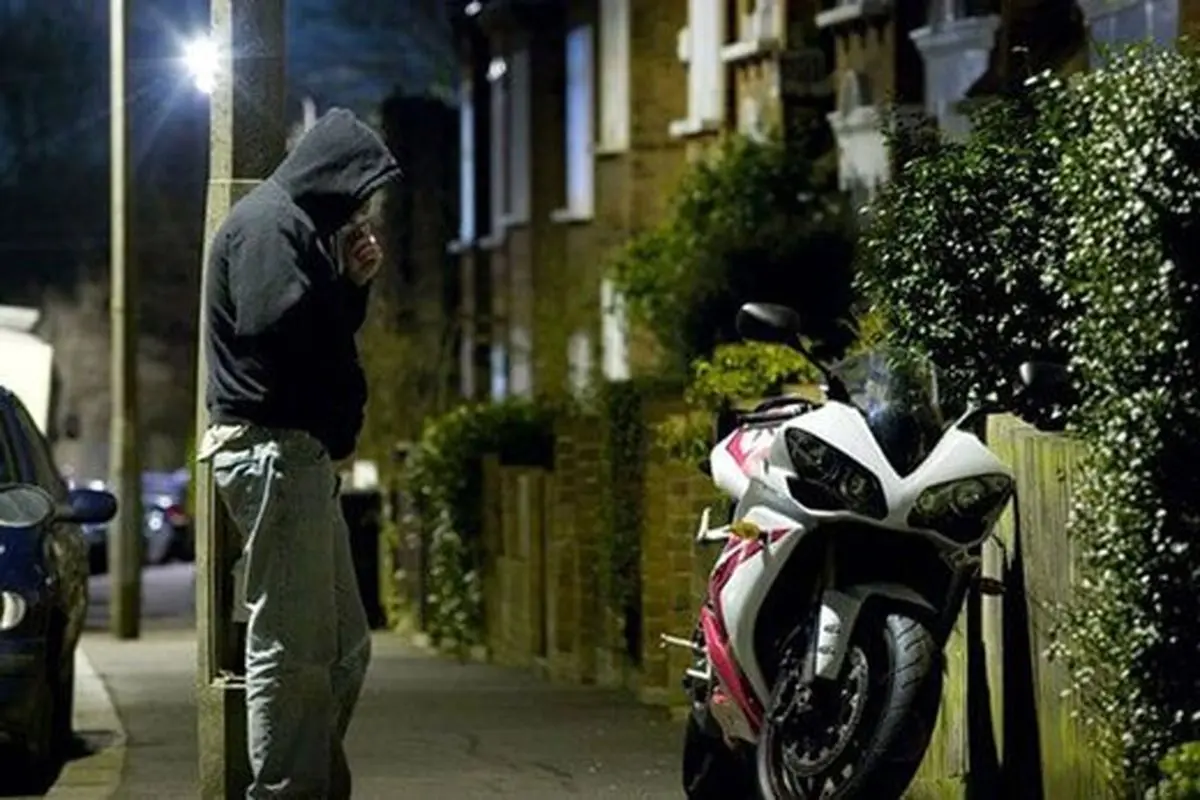 لحظه فرار یک دزد از دست مالک موتورسیکلت بعد از سرقت ناموفق + فیلم