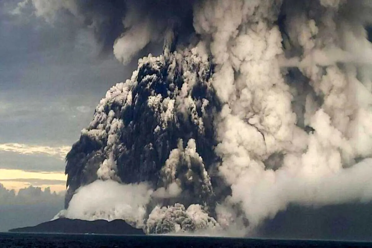 تصاویر محیرالعقول از فوران آتشفشان زیر دریایی در تونگا + فیلم