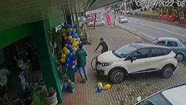 برخورد دوچرخه سوار به بادکنک‌ها!+ فیلم