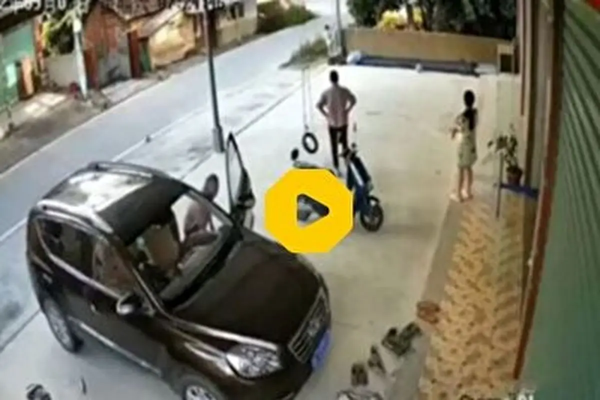 لحظه هولناک له شدن یک مرد در حین تعمیر یک خودروی اتوماتیک!+ فیلم