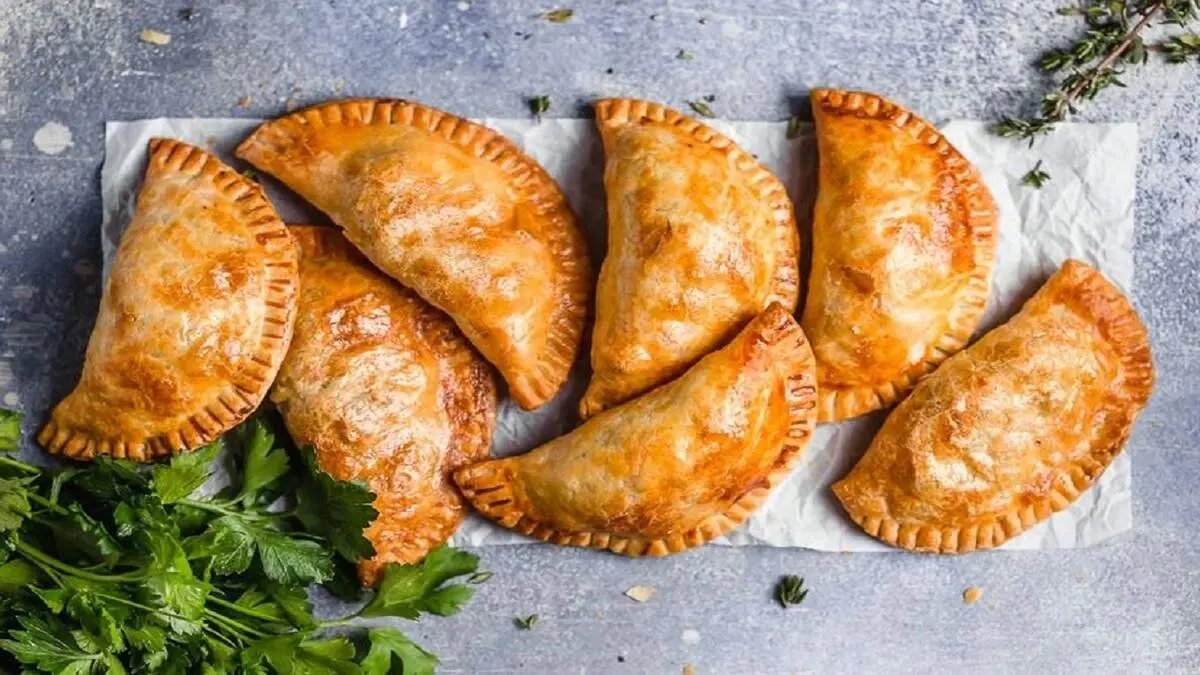 طرز پخت پیراشکی گوشت، خوشمزه و مجلسی+ فیلم