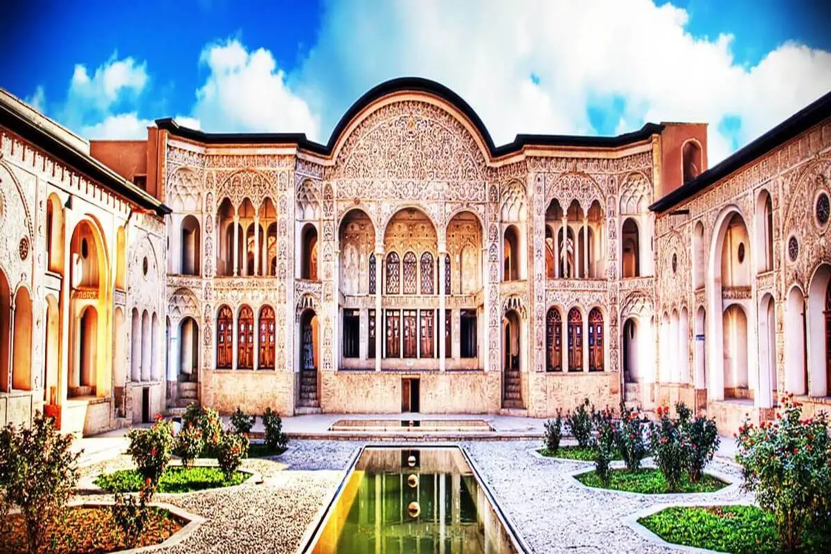 هنر معماری ایرانی در گچبری‌ های زیبای خانه بروجردی‌ های کاشان+ فیلم
