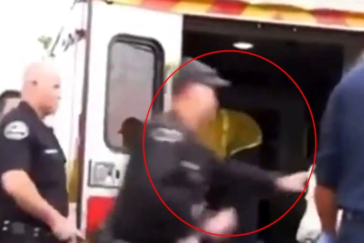 فیلم حمله مامور پلیس به مرد روی برانکارد  + ویدیو