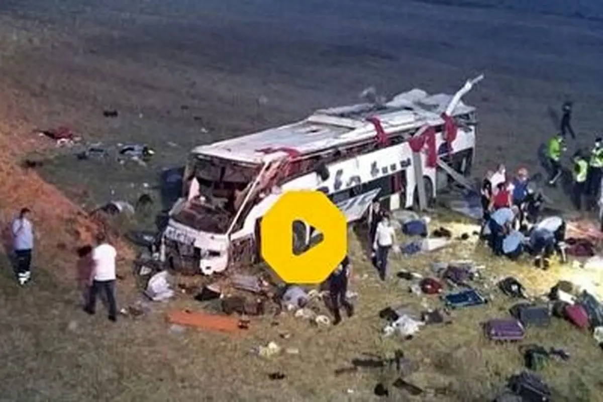 لحظه سقوط یک اتوبوس در لحظه رانش جاده چین به پاکستان! + فیلم