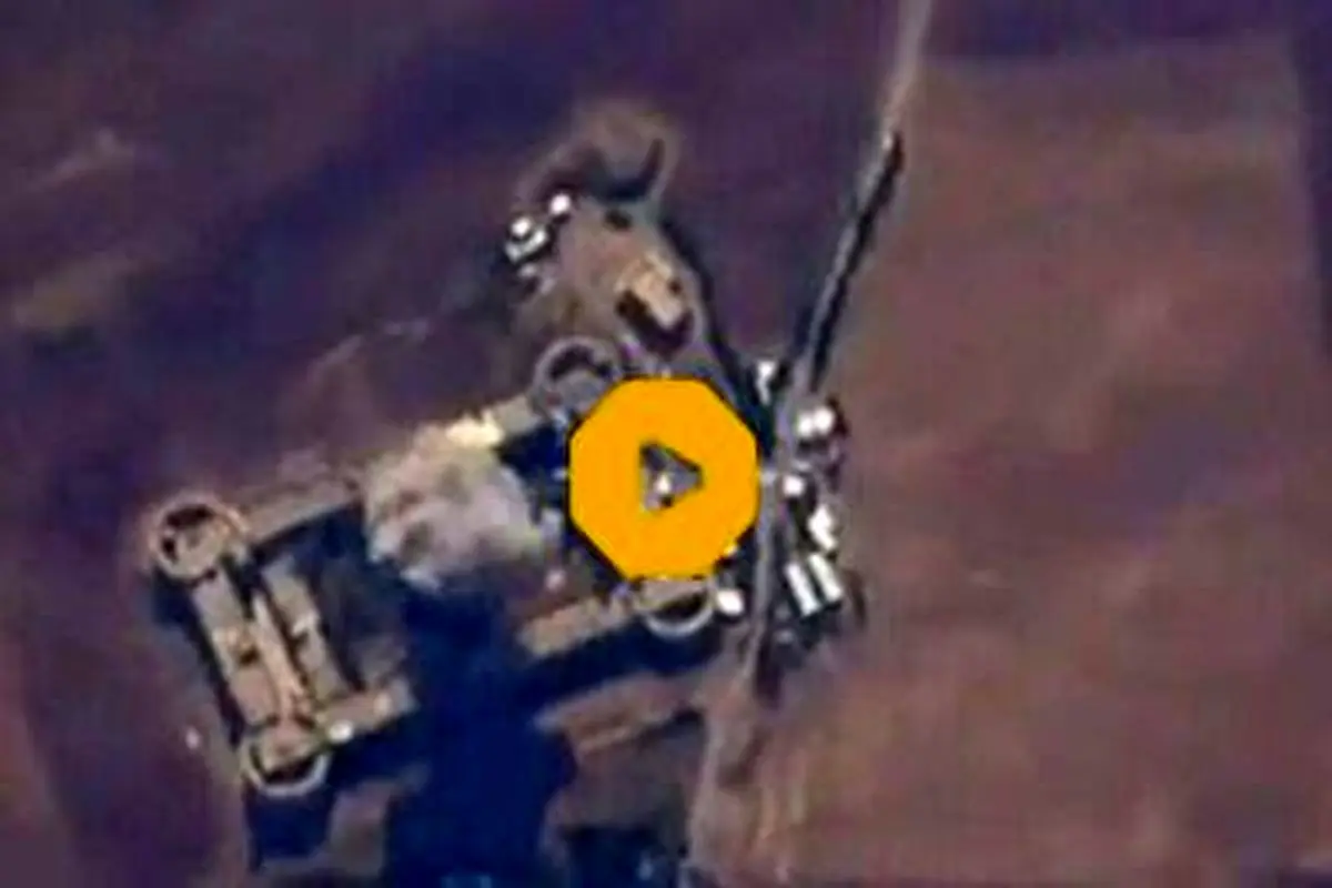 لحظه هدف قرار گرفتن مقر تروریست‌ها از نگاه پهپاد سپاه پاسداران+ فیلم