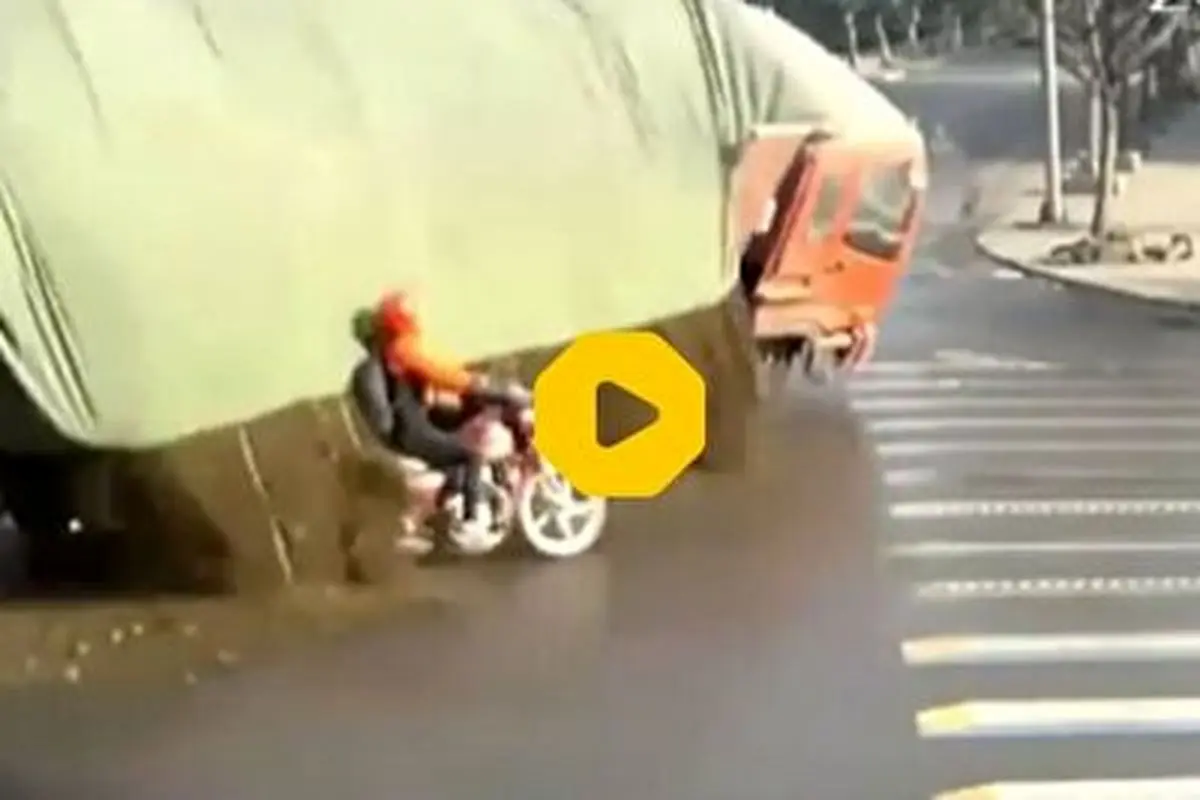 نجات معجزه‌آسای موتورسوار پس از زیر گرفته شدن توسط کامیون حامل سنگ!+ فیلم