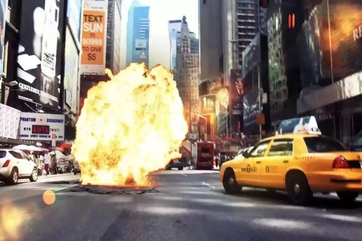 لحظه انفجار مهیب چاه فاضلاب زیر پای یک آمریکایی + فیلم