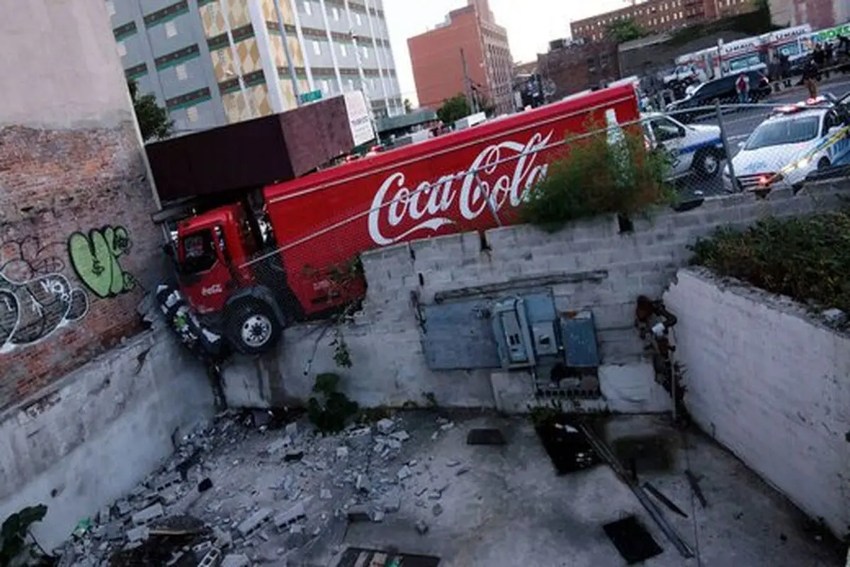 لحظه هولناک ترمز بریدن یک کامیون؛ تخریب کامل یک ساختمان و سقوط داخل گودال! + فیلم