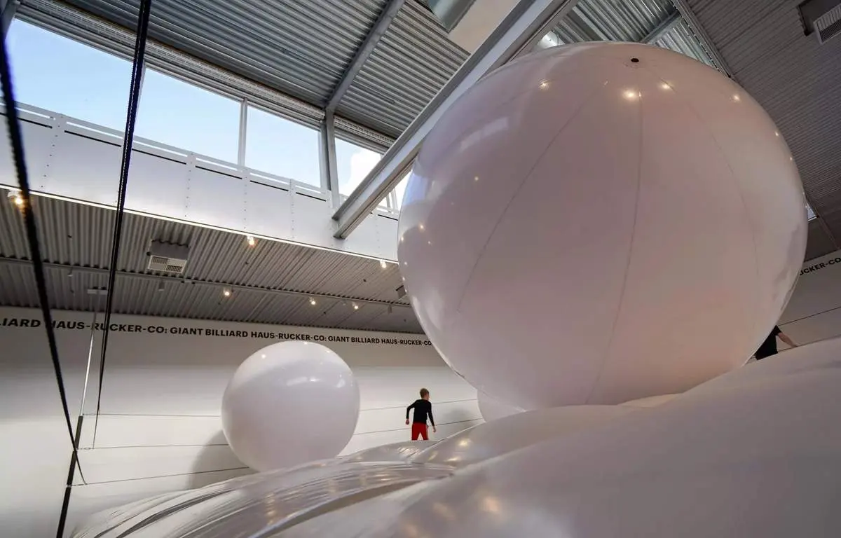 بالا و پایین‌ پریدن روی غول‌ پیکرترین بیلیارد انسانی جهان + فیلم