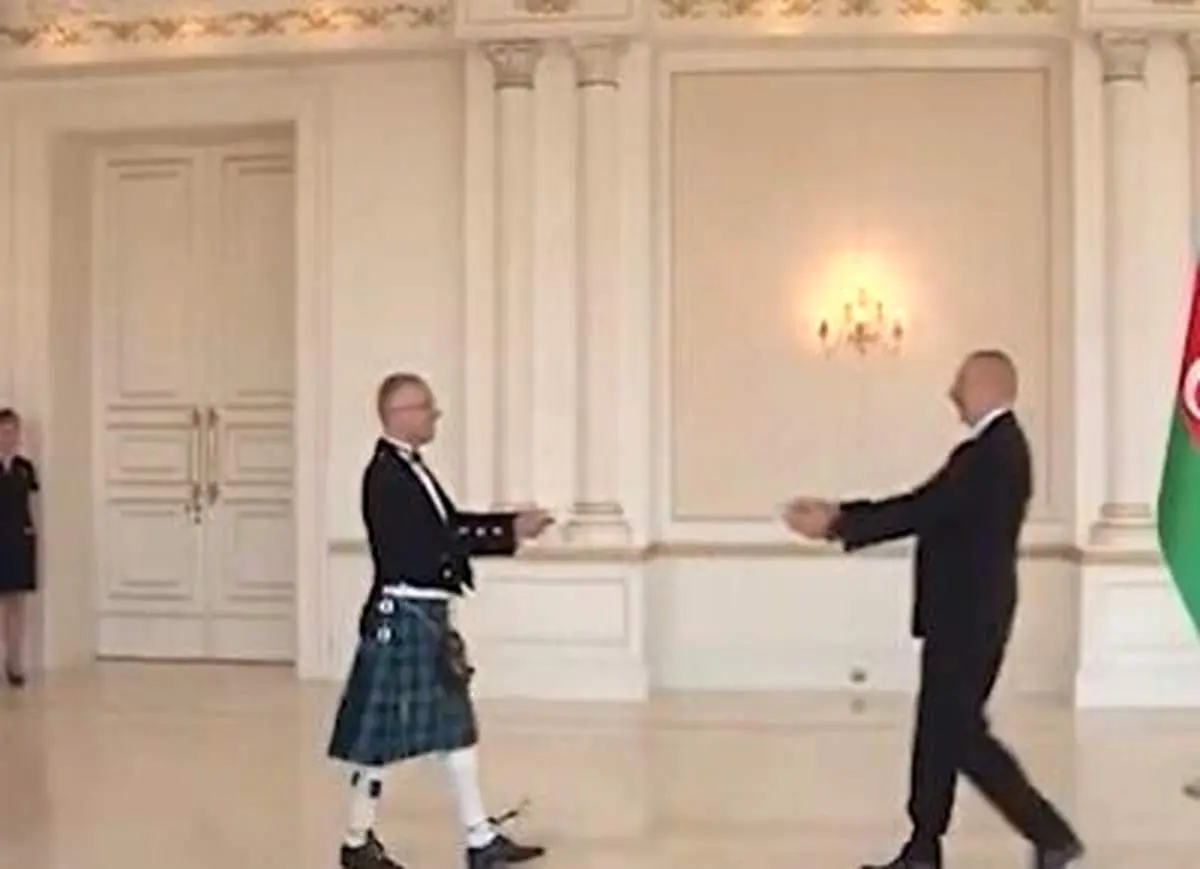 پوشش عجیب و جنجال‌ساز سفیر انگلیس در آذربایجان؛ دامن اسکاتلندی!+ فیلم