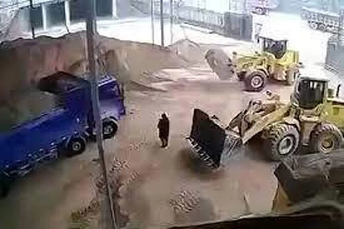 زنده به گور کردن یک مدیر در کارگاه؛ اشتباه هولناک راننده لودر!+فیلم