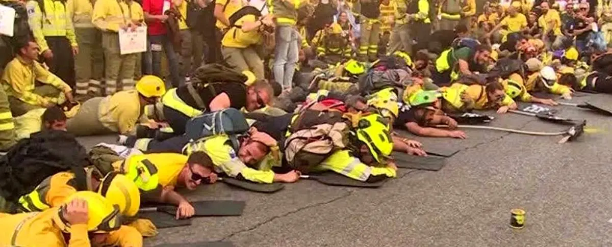 روش عجیب اعتراض آتش نشانان اسپانیایی+ فیلم