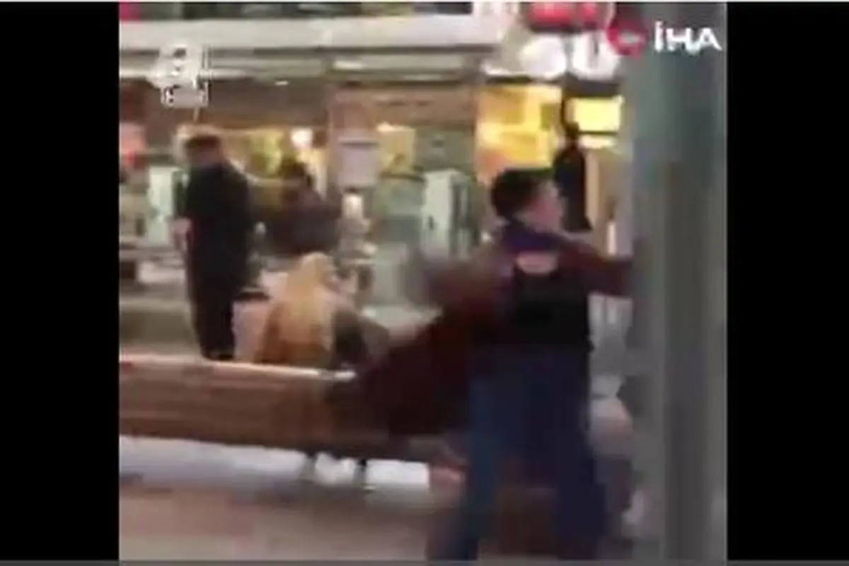 حمله زنی با کیف دستی به عابران پیاده در ترکیه + فیلم