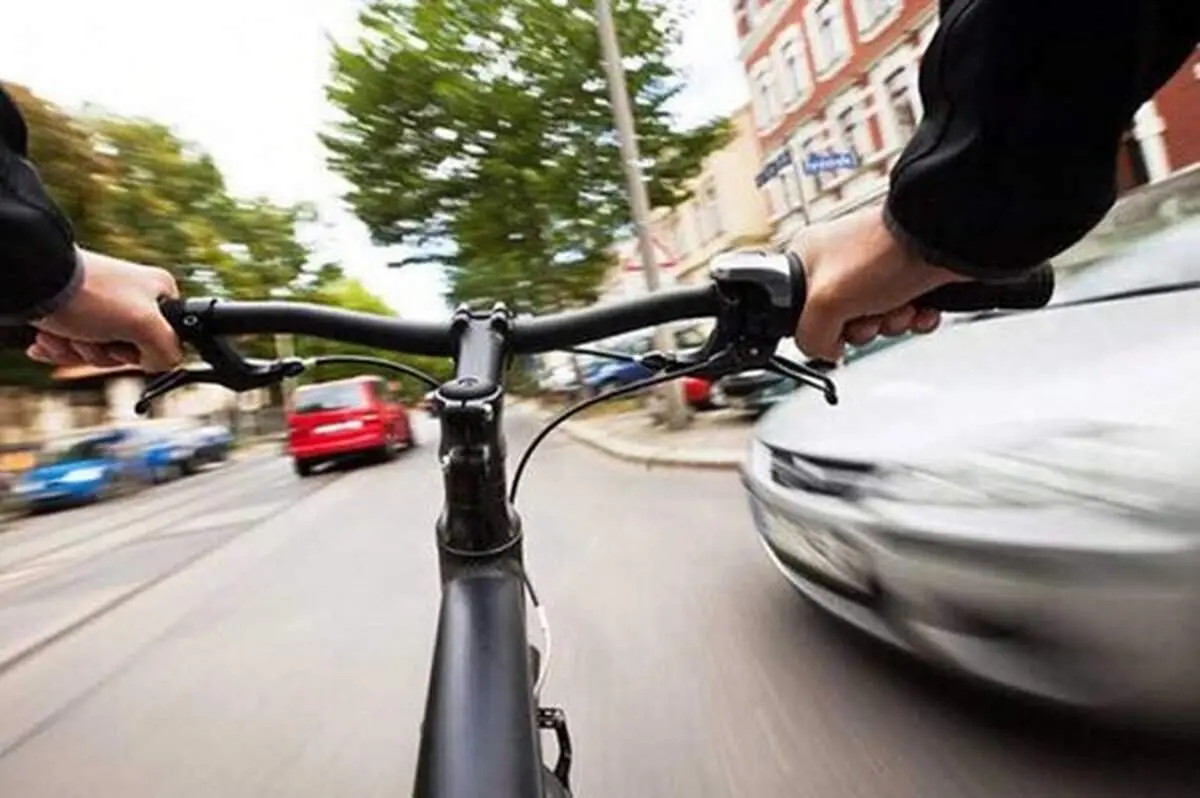 حرکت عجیب و دیوانه وار یک دوچرخه سوار و انداختن خود زیر ماشین!+ فیلم