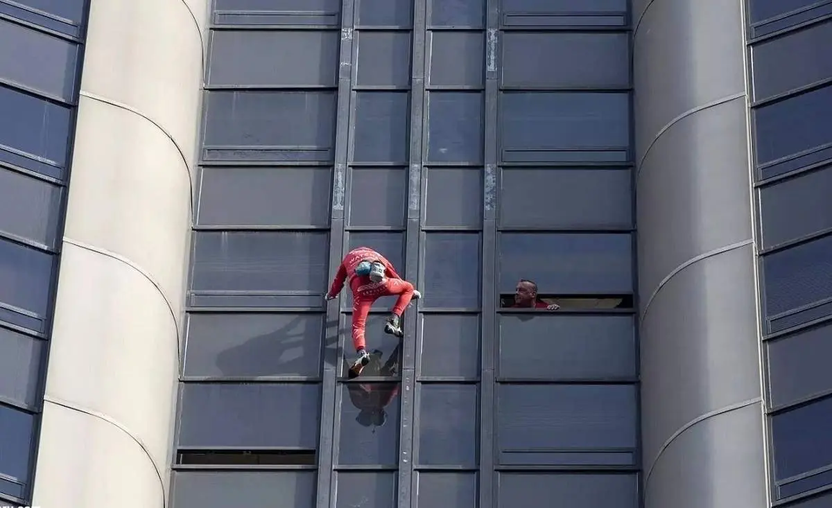 بالا رفتن مرد عنکبوتی از برج مونپارناس پاریس+ فیلم