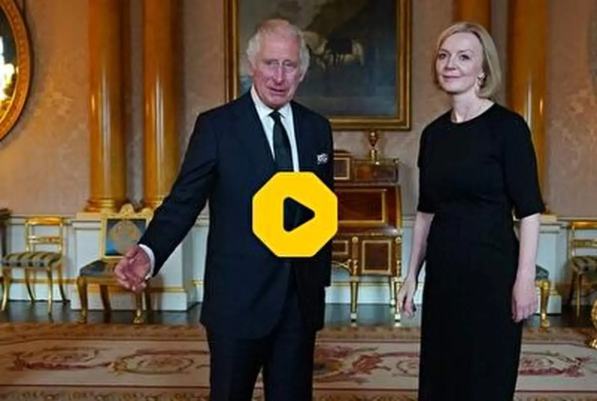 جمله جنجال‌ساز شاه جدید انگلیس در ملاقات با لیز تراس؛ باز هم برگشتیم عزیزم!+ فیلم