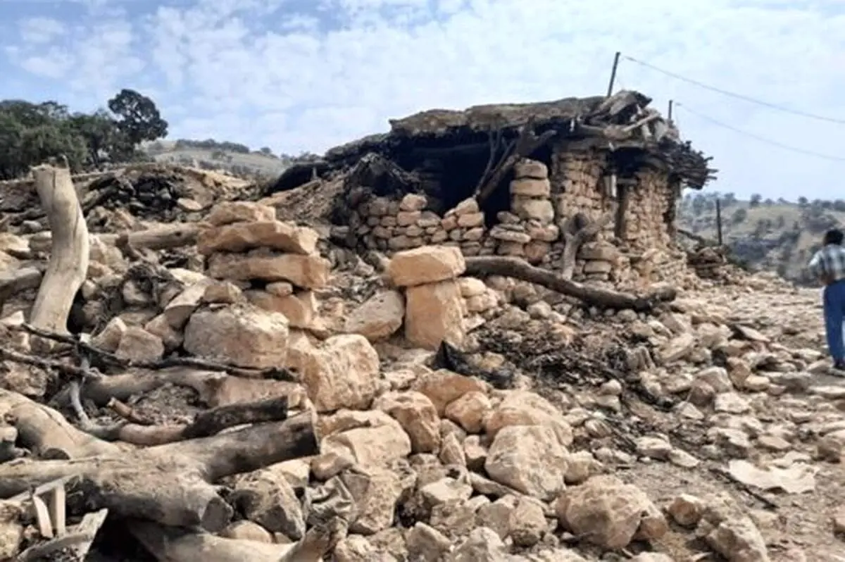 لحظه تکان‌دهنده فرو ریختن یک ساختمان وسط خیابان؛ وحشت خودروها+ فیلم