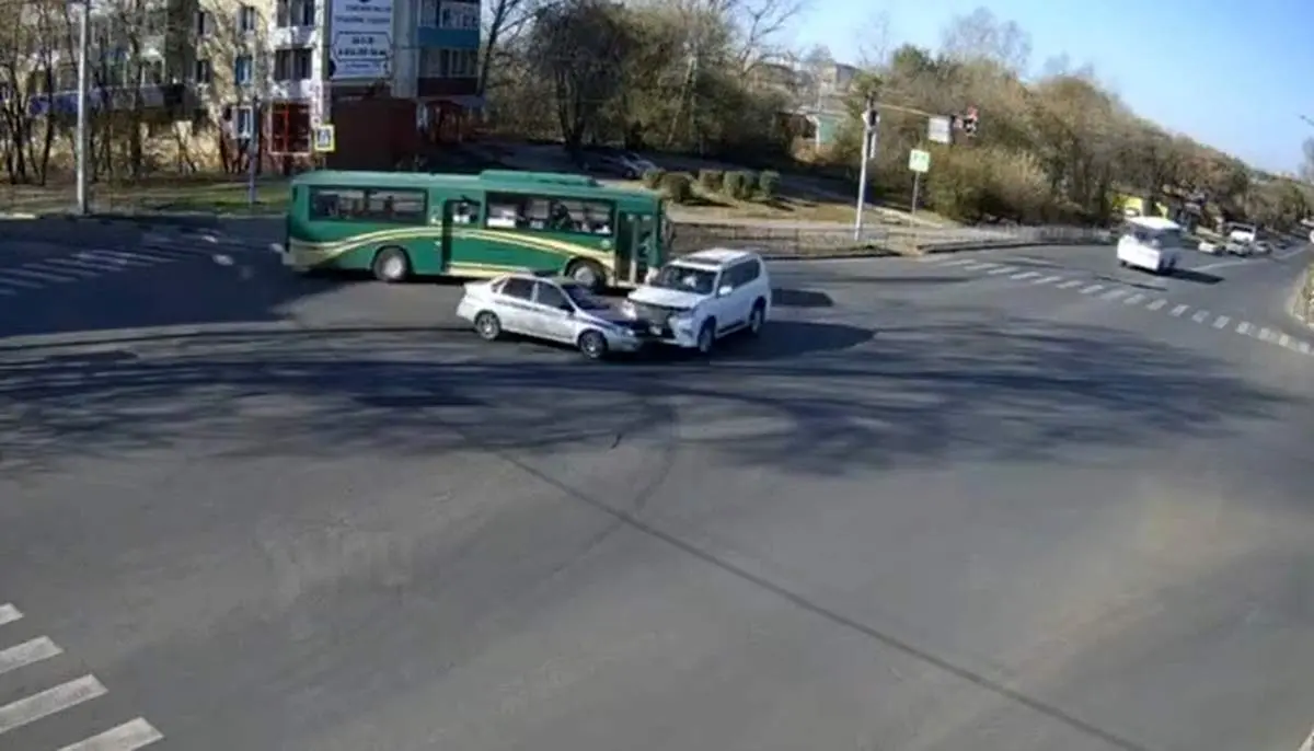 تصادف یک شاسی‌ بلند با خودروی پلیس + فیلم