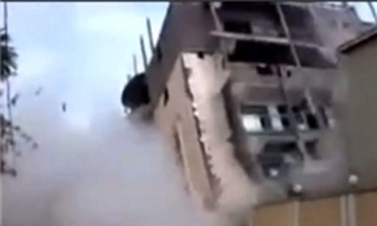 لحظه هولناک سقوط یک ساختمان وسط خیابان + فیلم