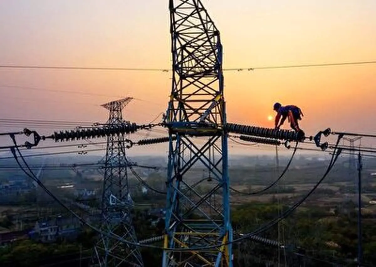 لحظه هولناک مرگ یک مرد روی دکل برق فشار قوی+ (ویدئو +۱۶)