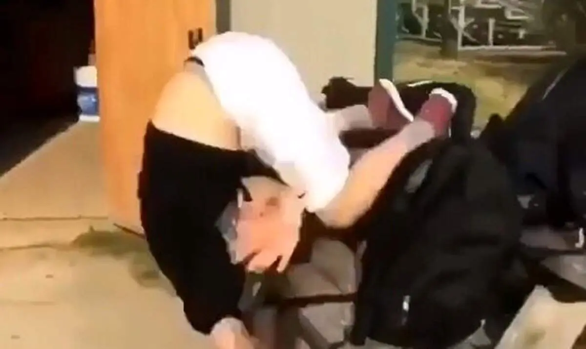 مصدومیت دلخراش یک پسر جوان در پی حرکات نمایشی!+ فیلم