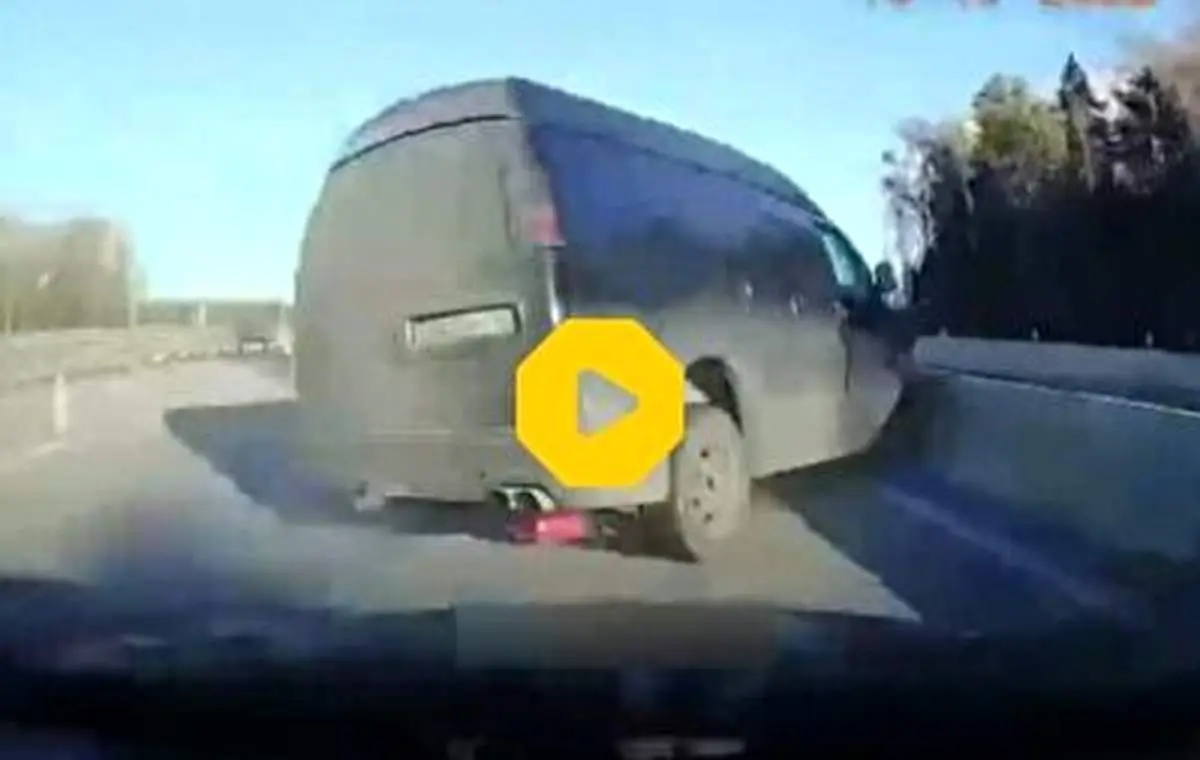 لحظه برخورد شدید یک خودرو به بلوک‌های حاشیه اتوبان؛ له شدن ون در مقابل دوربین!+ فیلم