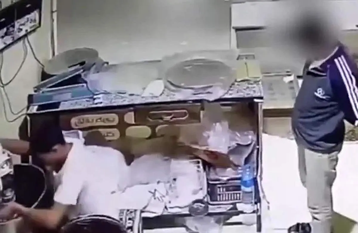 لحظه سرقت گوشی کارگر مشغول کار + فیلم