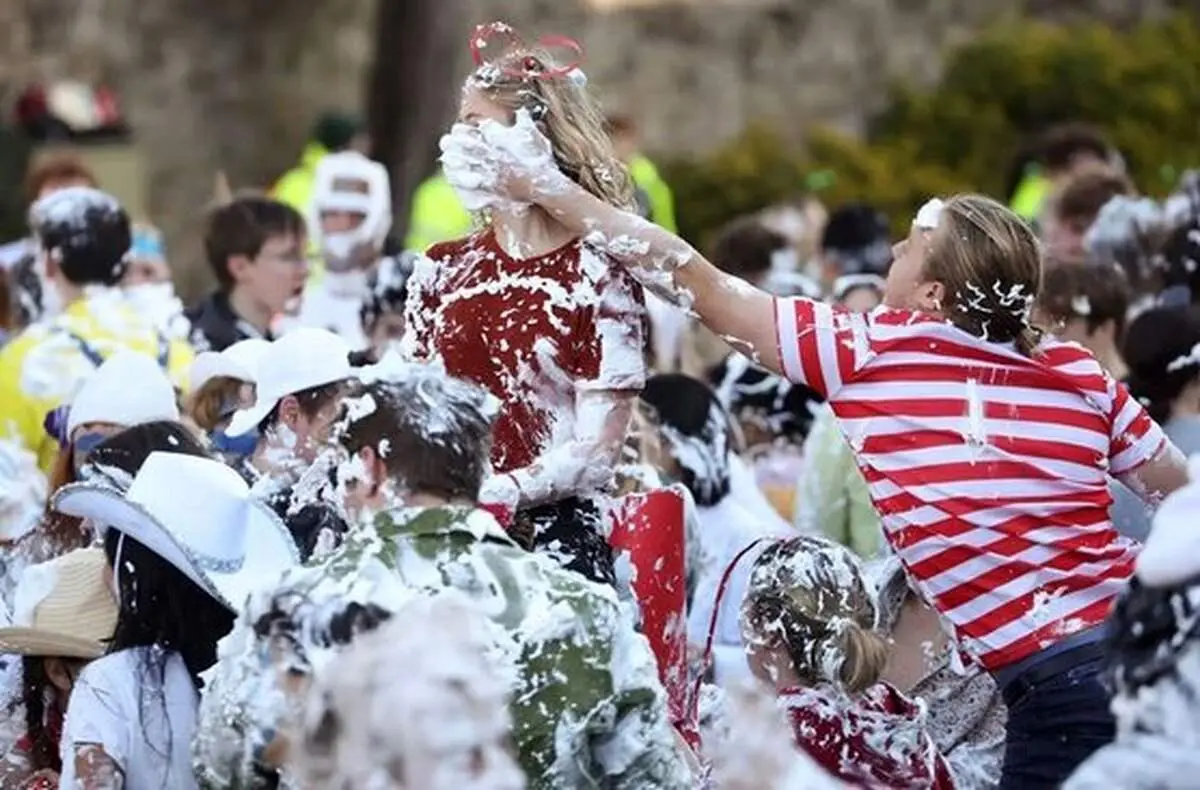 دیدنی های روز؛ از حمله پهپادی به پایتخت اوکراین تا جشنواره کف بازی