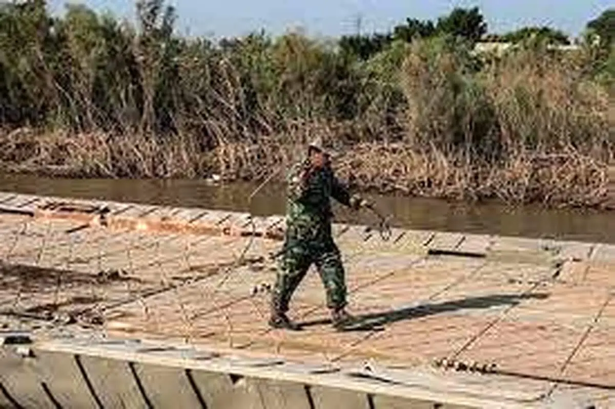 نصب پل متحرک برای انتقال تجهیزات در رزمایش اقتدار سپاه در منطقه ارس+فیلم