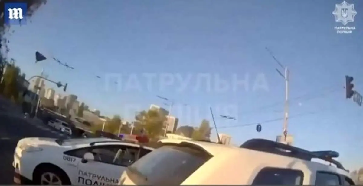 لحظه شکار پهپاد انتحاری روسیه توسط پلیس اوکراین قبل از رسیدن به مقصد! + فیلم