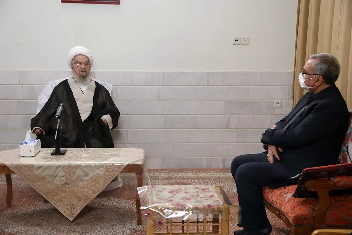 آیت الله مکارم شیرازی: با فشار نمی‌توان مسألۀ حجاب و کمبود جمعیت را حل کرد