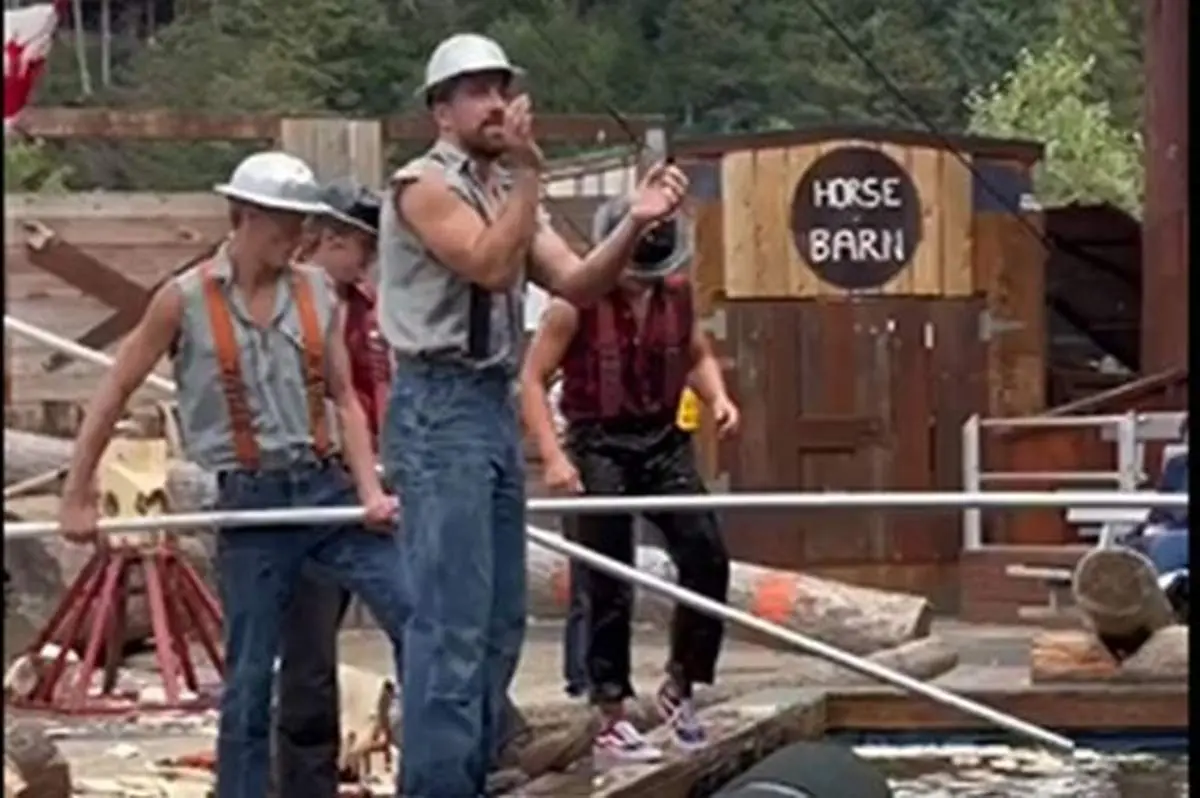 فرود چوب خدا بر سر مرد متقلب؛ انتقام دردناک و تشویق مردم + فیلم