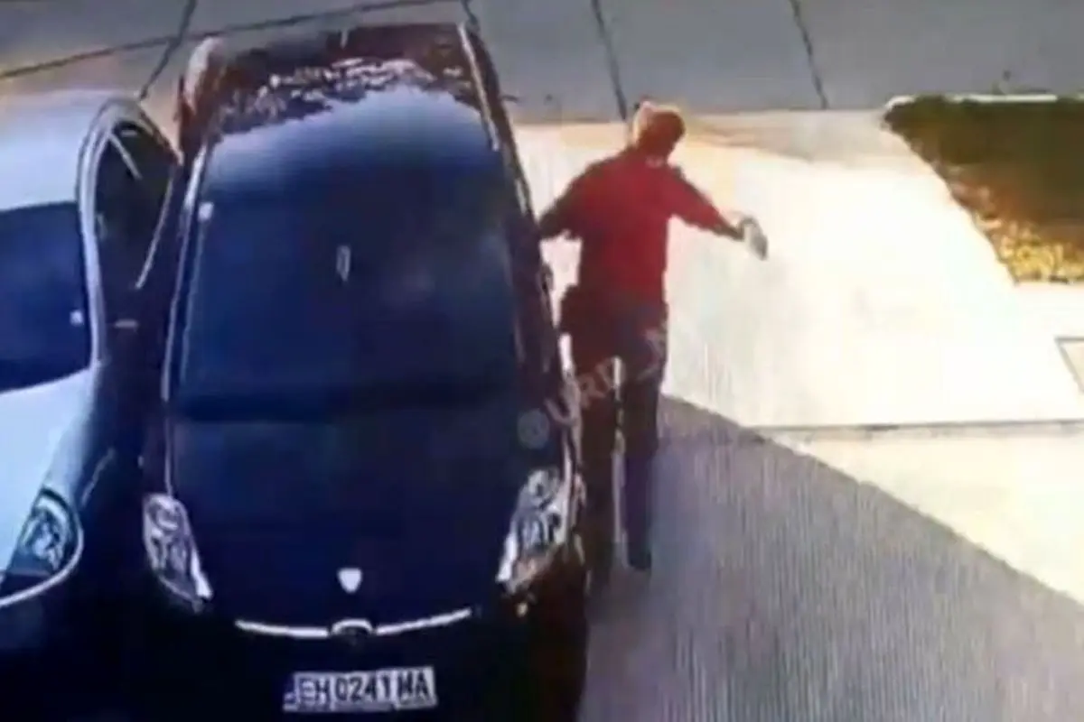 اشتباه فاجعه ‌‎بار در رانندگی/ زیر گرفتن تلخ یک زن هنگام خروج از پارکینگ!+ فیلم
