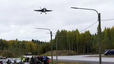تمرین فرود اضطراری در جاده توسط جنگنده‌ های فنلاند+ فیلم