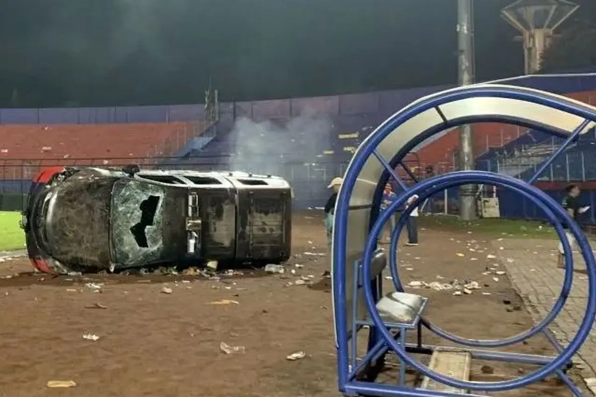 فاجعه برخورد مرگبار پلیس اندونزی با تماشاگران خاطی فوتبال + فیلم و تصاویر