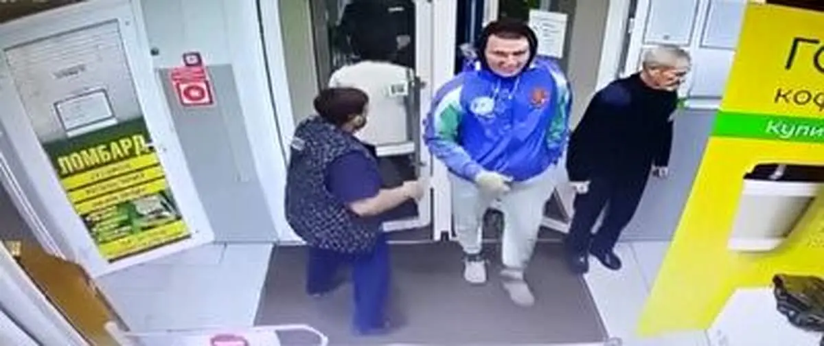 کتک‌ کاری ۳ شهروند با یک مرد درشت هیکل؛ درس تلخ به آقای قلدور در فروشگاه! + فیلم