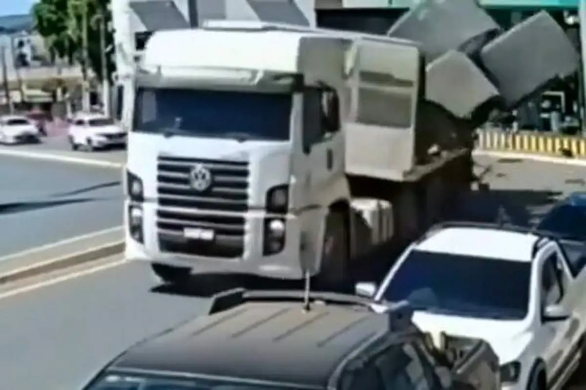 لحظه سقوط محموله ساختمانی یک تریلی روی خودروها و له شدن ماشین‌ ها! + فیلم